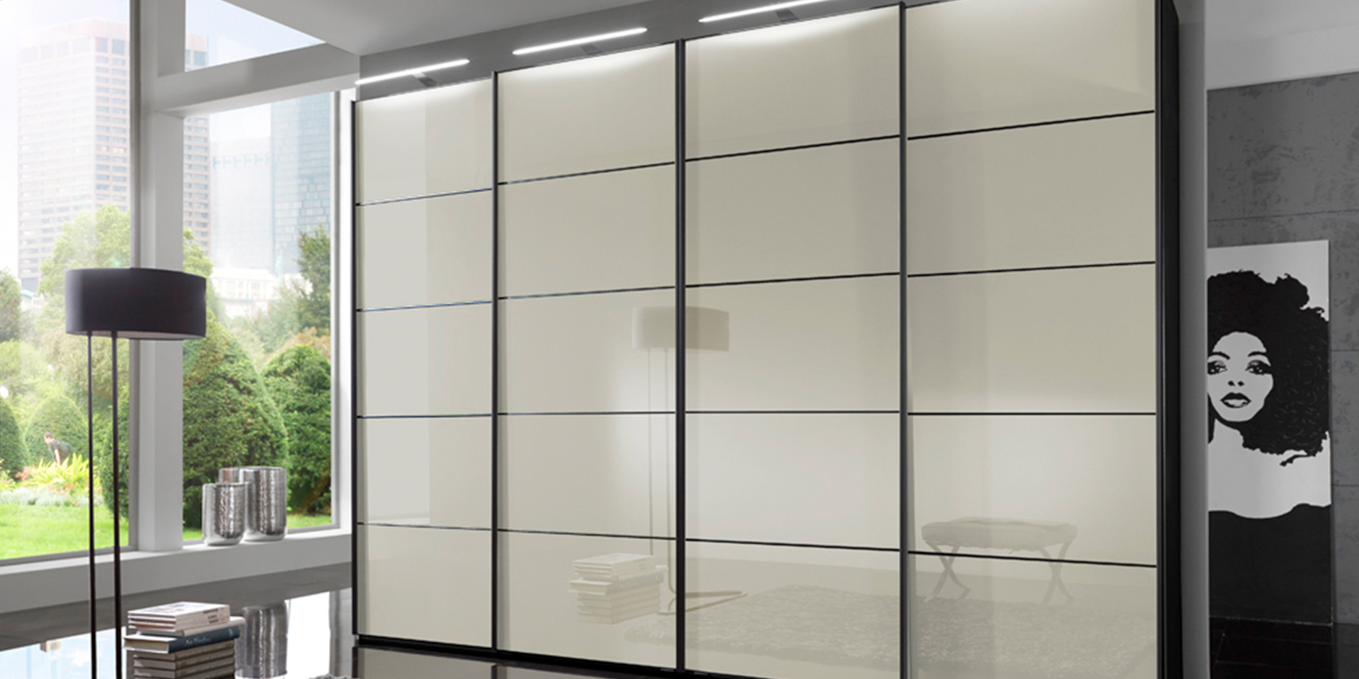 Schwebetürenschränke: WEST Schwebetürenschrank 330cm von schwarz Schlafzimmer by WIEMANN in Glas NIKO